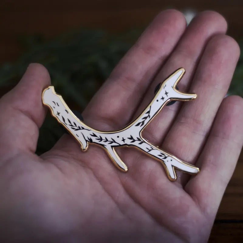 Antler Enamel Pin - Botanical Design for Forestcore Lovers Small Gift Deer Elk Winter Accessories White Enamel Gold Plants Eco Friendly Packaging