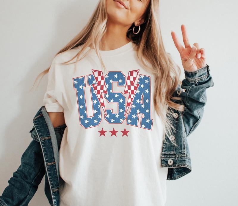 Retro Flower USA T-Shirt, 4th of July Graphic Tee, Floral American T-Shirt, Retro USA Shirt, Independence Day Tee, Big USA T-Shirt