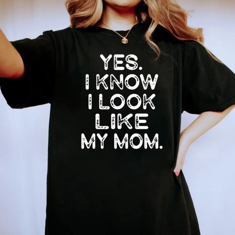 Yes I Know I Look Like My Mom Shirt, Funny Letter Print Shirt, Daughter Shirt, Mother Daughter Tee, Mothers Day Gift, Unisex Short Sleeve Tee, Crewneck Top