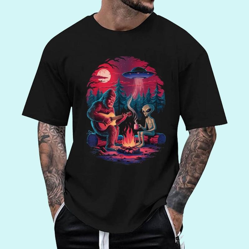 [100% Cotton Shirt] Funny Alien and Bigfoot Campfire Moon UFO Adventure Hiking Unisex T-Shirt