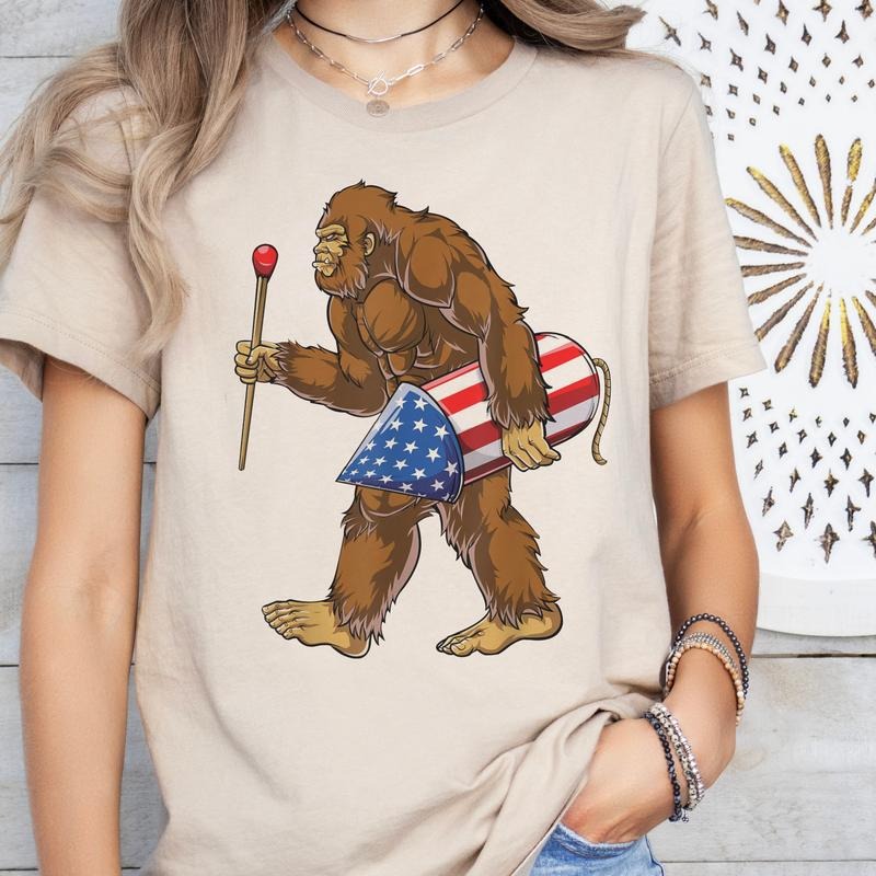 Bigfoot Tees USA Bigfoot Tshirt Sasquatch Patriotic Top Flamingo Bigfoot T-shirt Retro Bigfoot Tshirt Fun Flamingo Tee Bigfoot Fun T-shirt