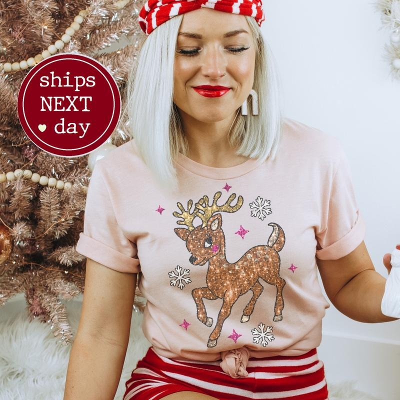 Christmas Deer T-Shirt Faux Glitter Tshirt Whimsical Holiday Tee Deer Xmas T-Shirt Snowy Christmas Tee Cotton Casual Top Womenswear Comfortable Everyday Fit Graphic