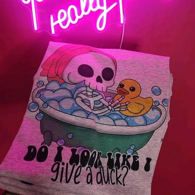 Do I look like I give a duck? Funny Graphic Tee