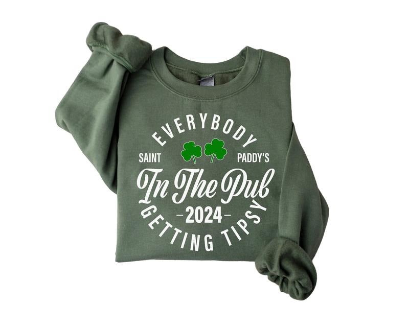 Everybody In The Pub Getting Tipsy Sweatshirt, Funny St Pattys Day Shirt Gifts, Cute St Patrick's Day, Irish Sweatshirt, Gift For Friends Family, Gifts For Saint Patrick's Day Sweater, Long Sleeve Tee Crewneck Classic Menswear
