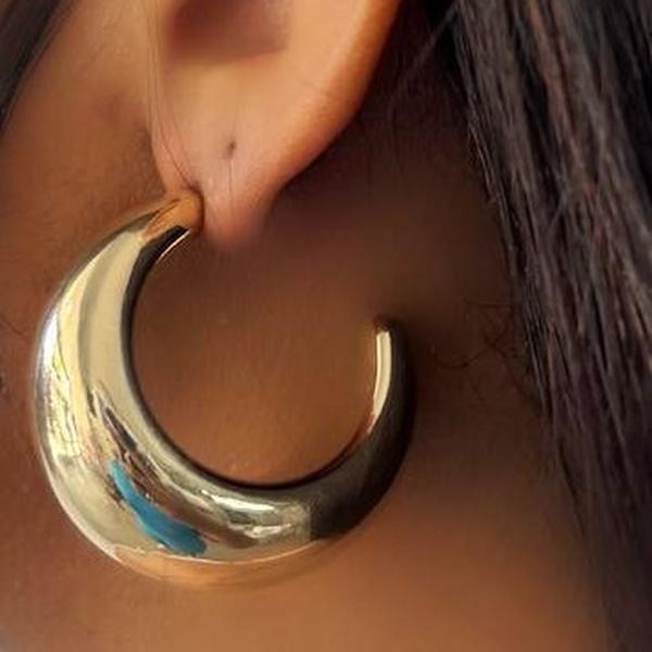 LimaLimon Luna Luxe Gold Crescent Earrings - Simple Elegant Crescent Shape Design for Minimalist Jewelry Lovers Earcuff