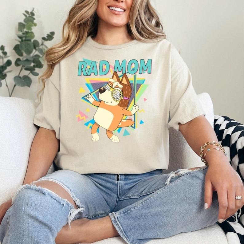 Retro Rad Mom Bluey Couple Shirt Bluey Rad Mom Bluey Family T-Shirt Retro Chilli Heeler Shirt Bluey Mum Family Shirt Bluey Mum Outfit