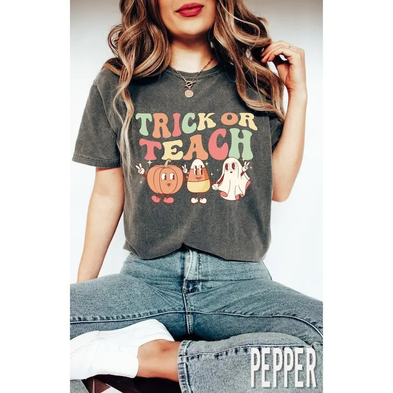 Retro Teacher Halloween Shirt Trick or Teach Cute Vintage Graphic Tee Halloween Party Fall Shirts Teacher Appreciation Gift