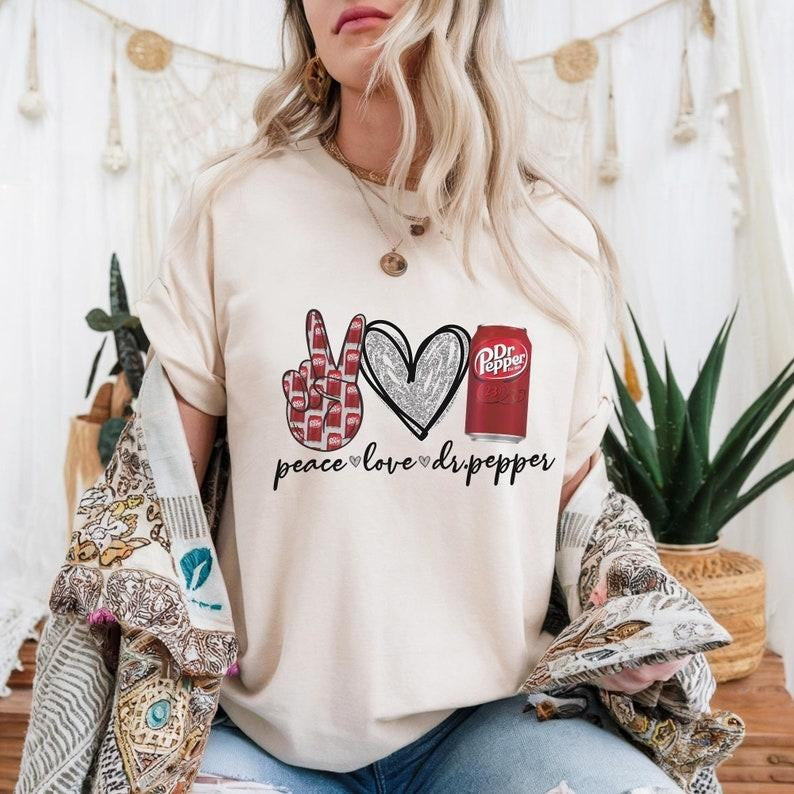 [Up To 5XL] Peace Love Dr Pepper Shirt, Retro Dr Pepper Sweatshirt, Graphic Hoodie for Soda Lovers, Unisex T-Shirt Gift