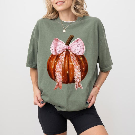 Vintage Coquette Bow Pumpkin Shirt, Pink Bow Pumpkin Tee For Girls, Girly Fall Pumpkin Tshirt, Gothic Halloween Pumpkin T-shirt, Spooky Season Outfits, Comfort Colors Casual Womenswear, Oversized Women's Tops, Comfy Cotton Fabric Relaxed Fit Chic Style